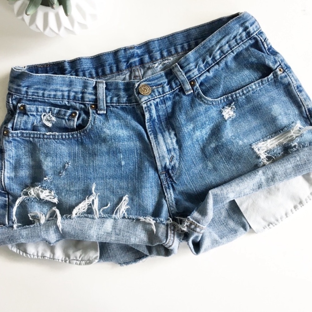 Levi’s distressed cut off jeans